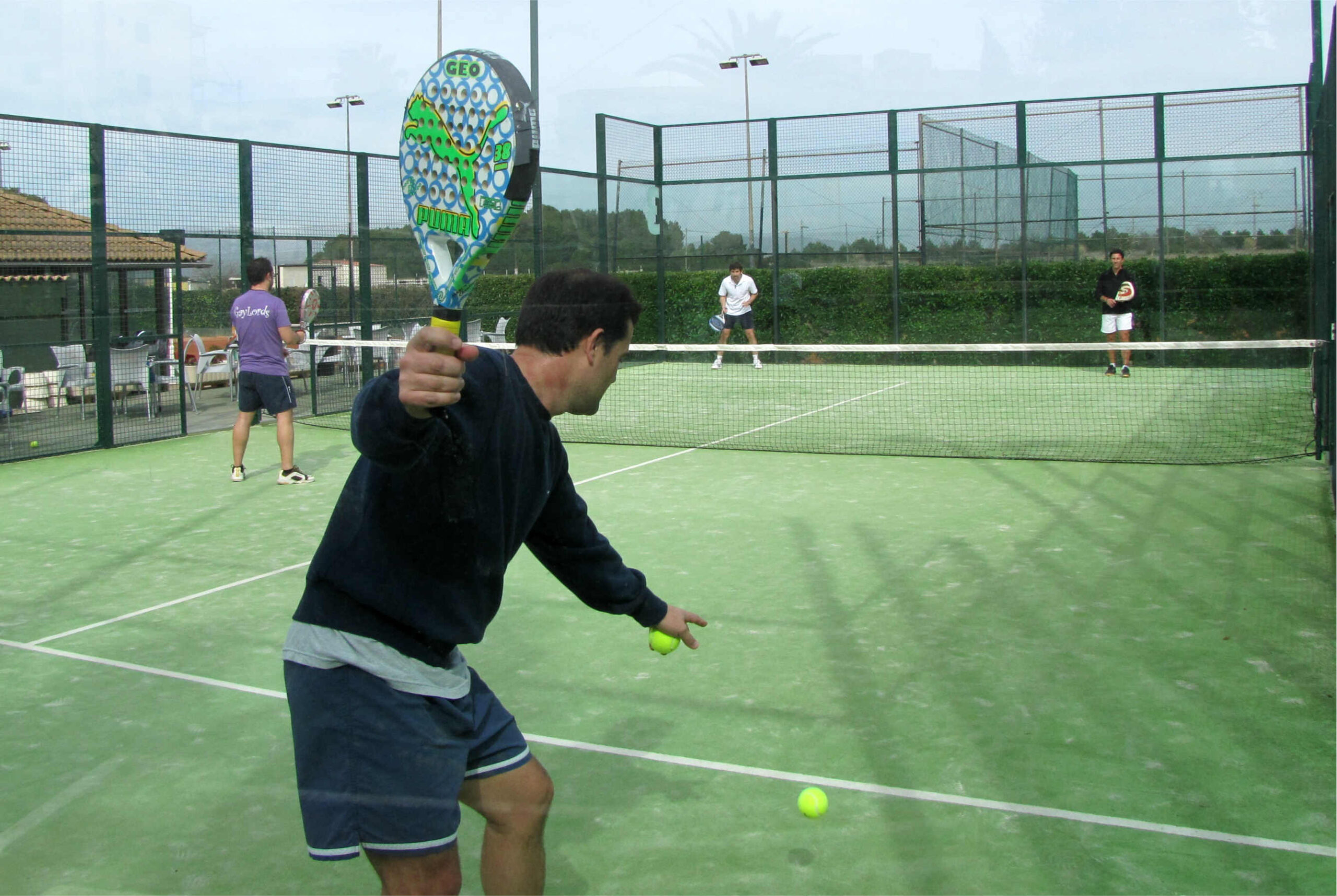 como sacar en el pádel