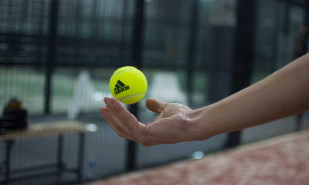 como sacar en el pádel